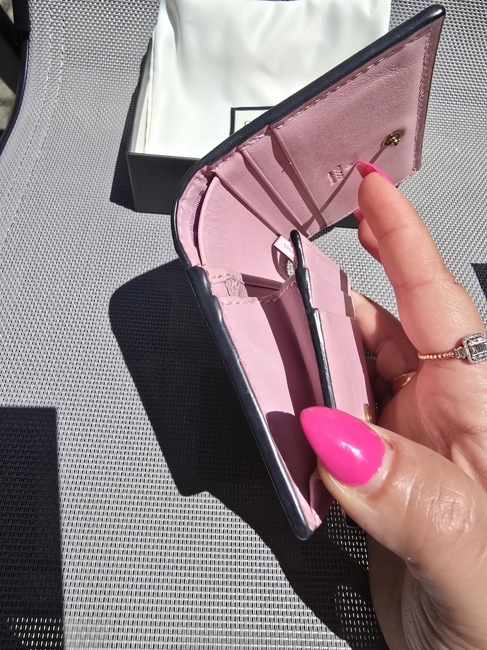 💯 Authentic Gucci Strawberry GG Supreme Bifol Card Case/Wallet - Picture 7 of 12